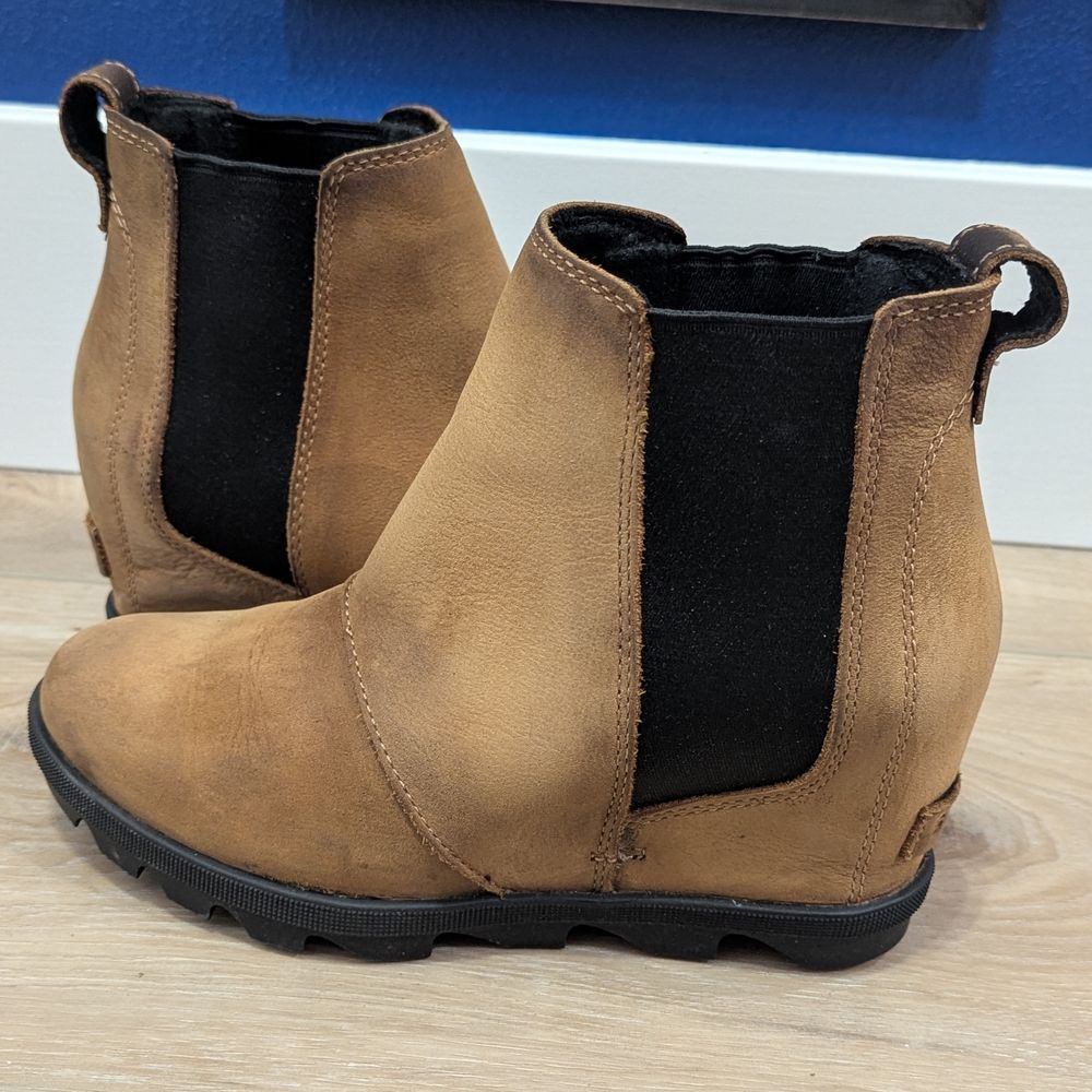 Sorel Joan of Arctic Wedge II Chelsea Boots in Nubuck! - Picture 3 of 13